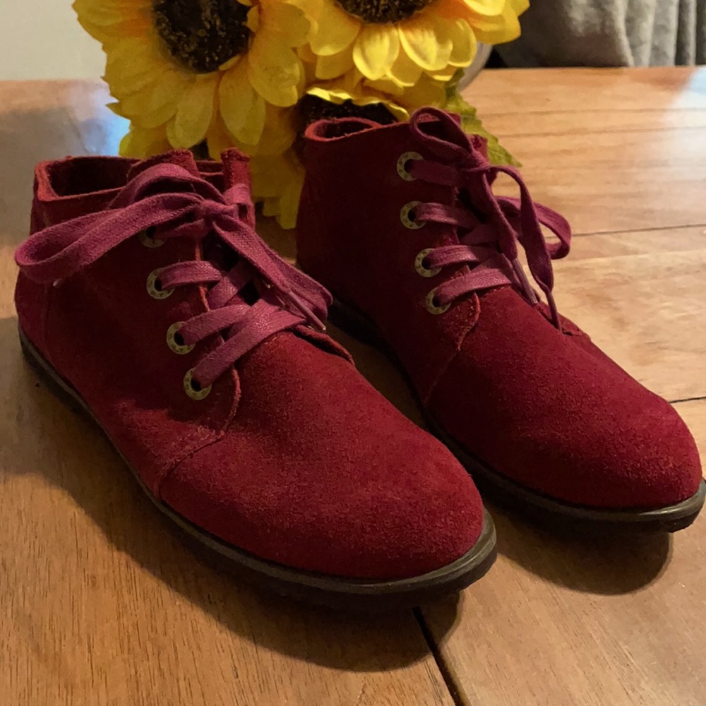 Women’s size 6 Bearpaw suede lace up ankle boots